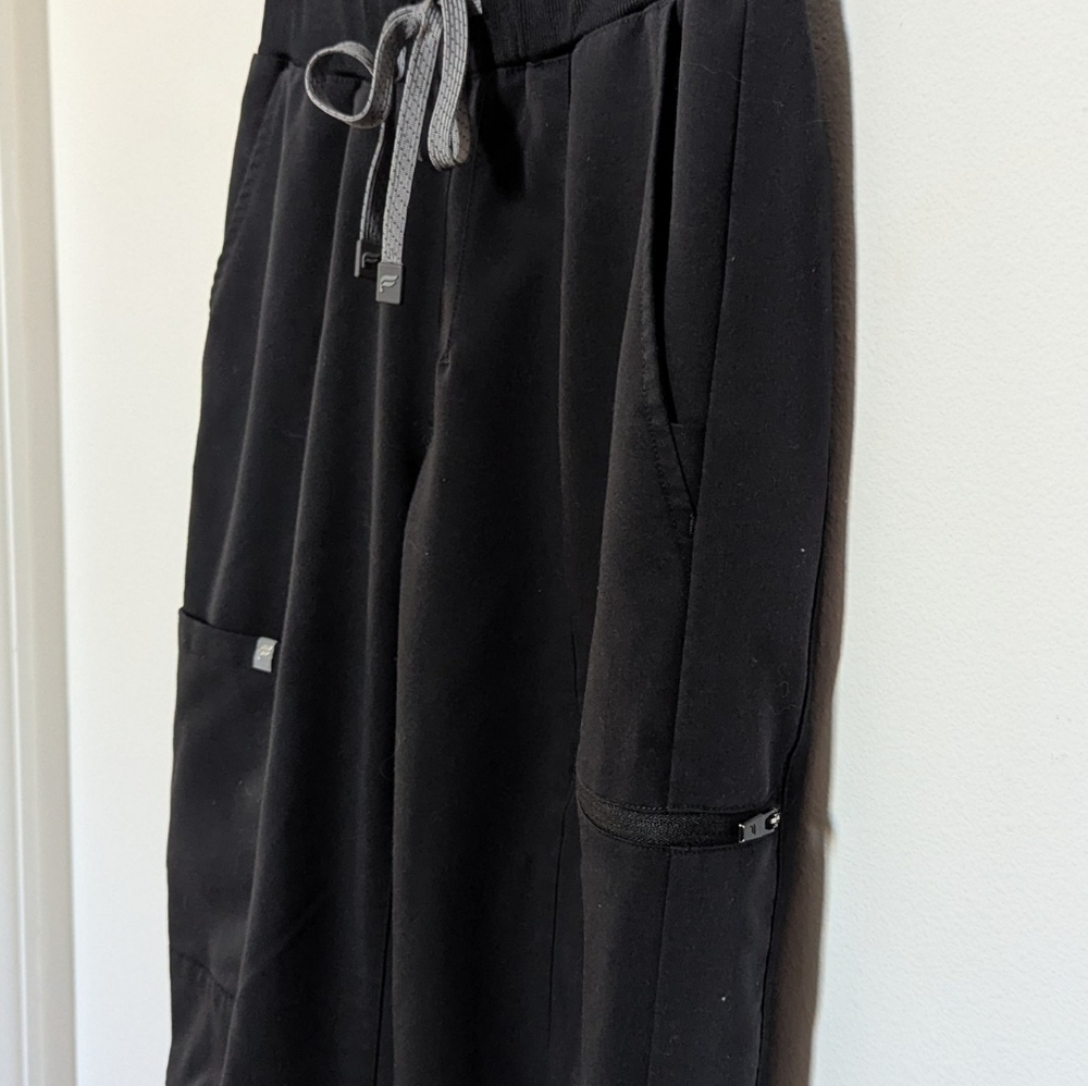 Fabletics Scrub Set | Small - Picture 10 of 16